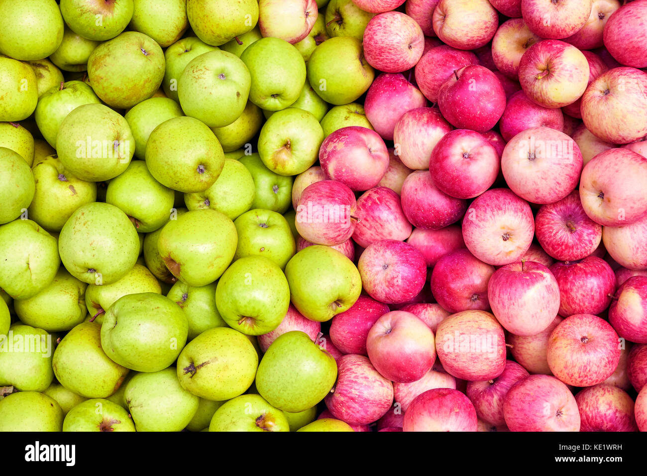 Rote und grüne Äpfel auf einem lokalen Markt, Obst Hintergrund. Stockfoto