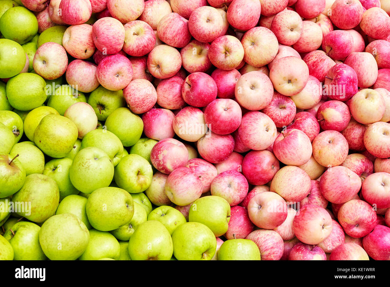 Rote und grüne Äpfel auf einem lokalen Markt, Obst Hintergrund. Stockfoto