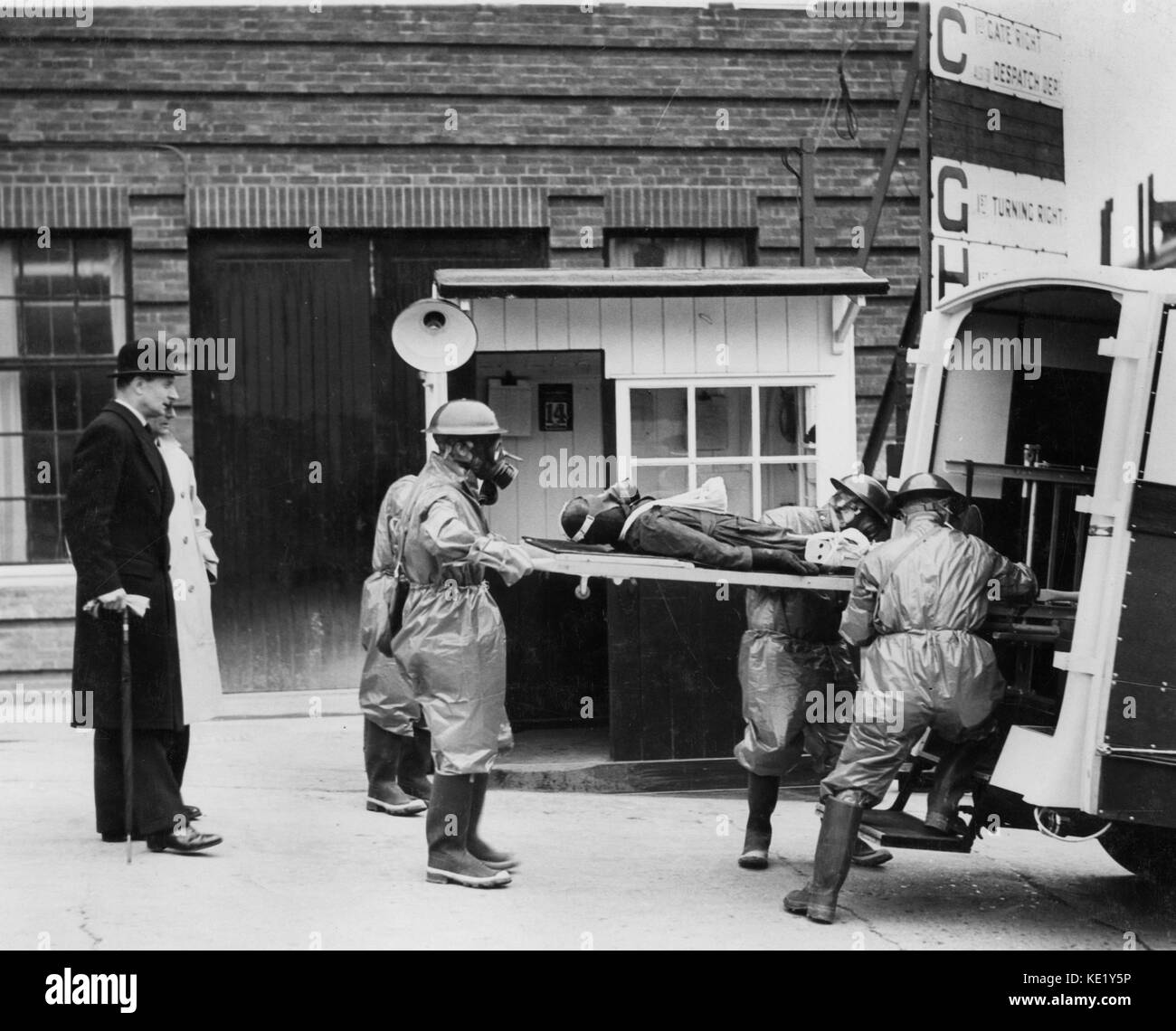 Wing Commander hodsall beobachten freiwillige Bahre Träger in Luton Opel Werk 2. Weltkrieg. Stockfoto