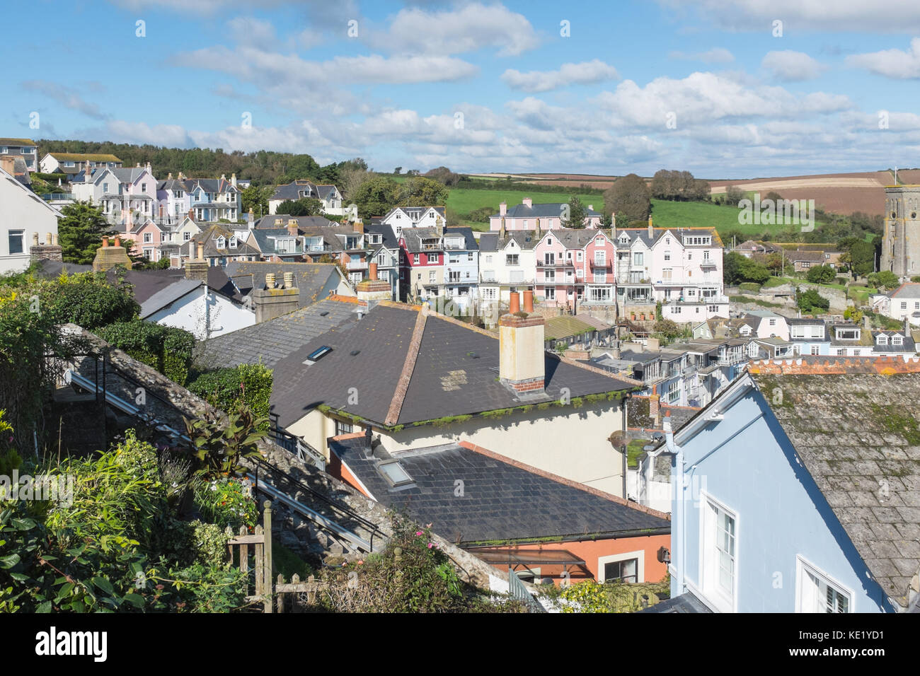Mit Blick auf die Aussicht über die Dächer und bunten Häusern in der beliebten Devon Stadt Salcombe Stockfoto