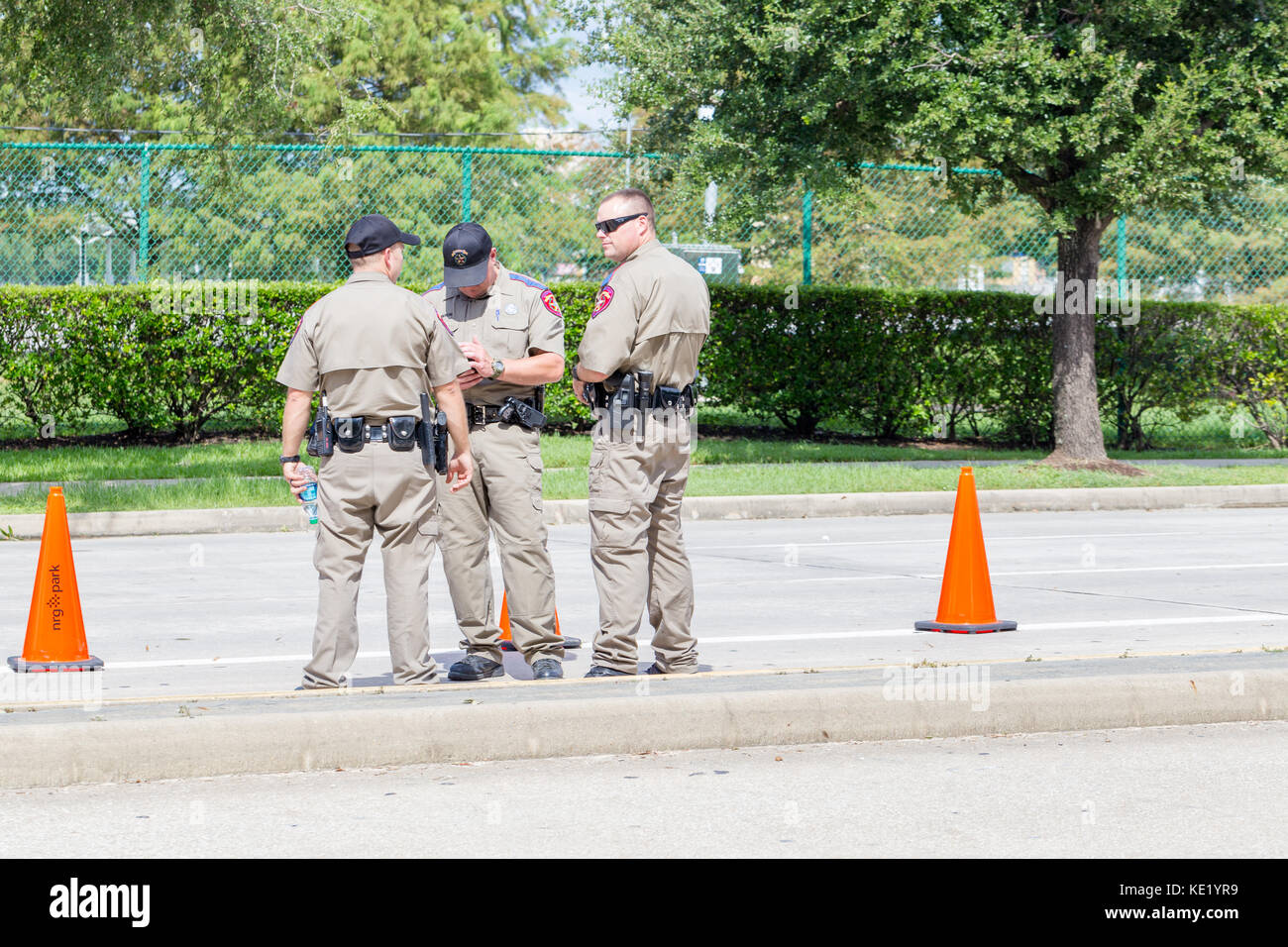 Texas State Troopers und Vertreter der Stadt Patrouille Straßen in Houston im Gefolge der verheerenden Überschwemmungen in der Stadt Stockfoto