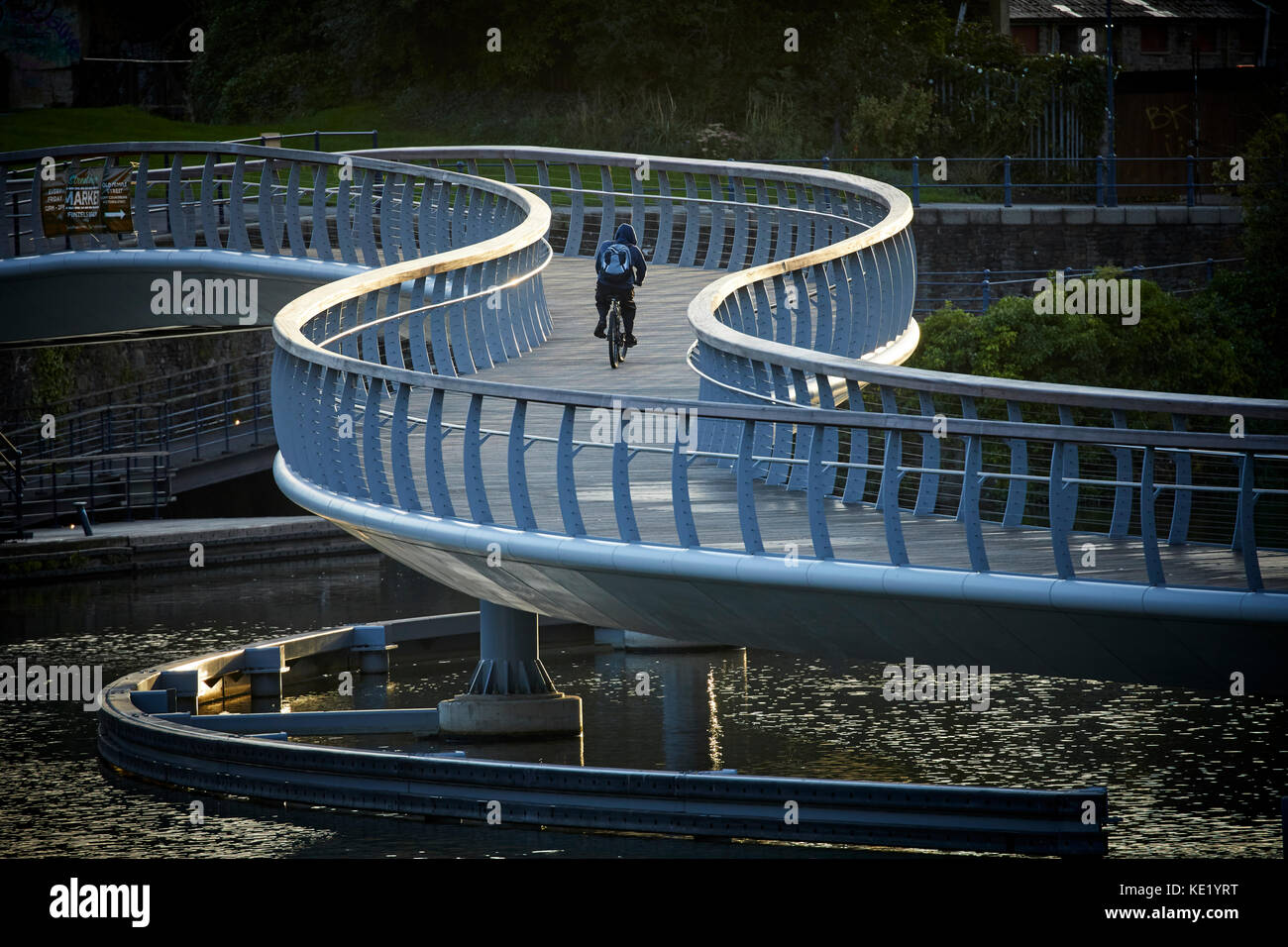 Fußgängerzone wicklung Fußgängerbrücke zwischen Schloss und Finzels Erreichen namens Burg Brücke im Stadtzentrum von Bristol, die von einem Radfahrer mit seinem Fahrrad zu fahren Stockfoto