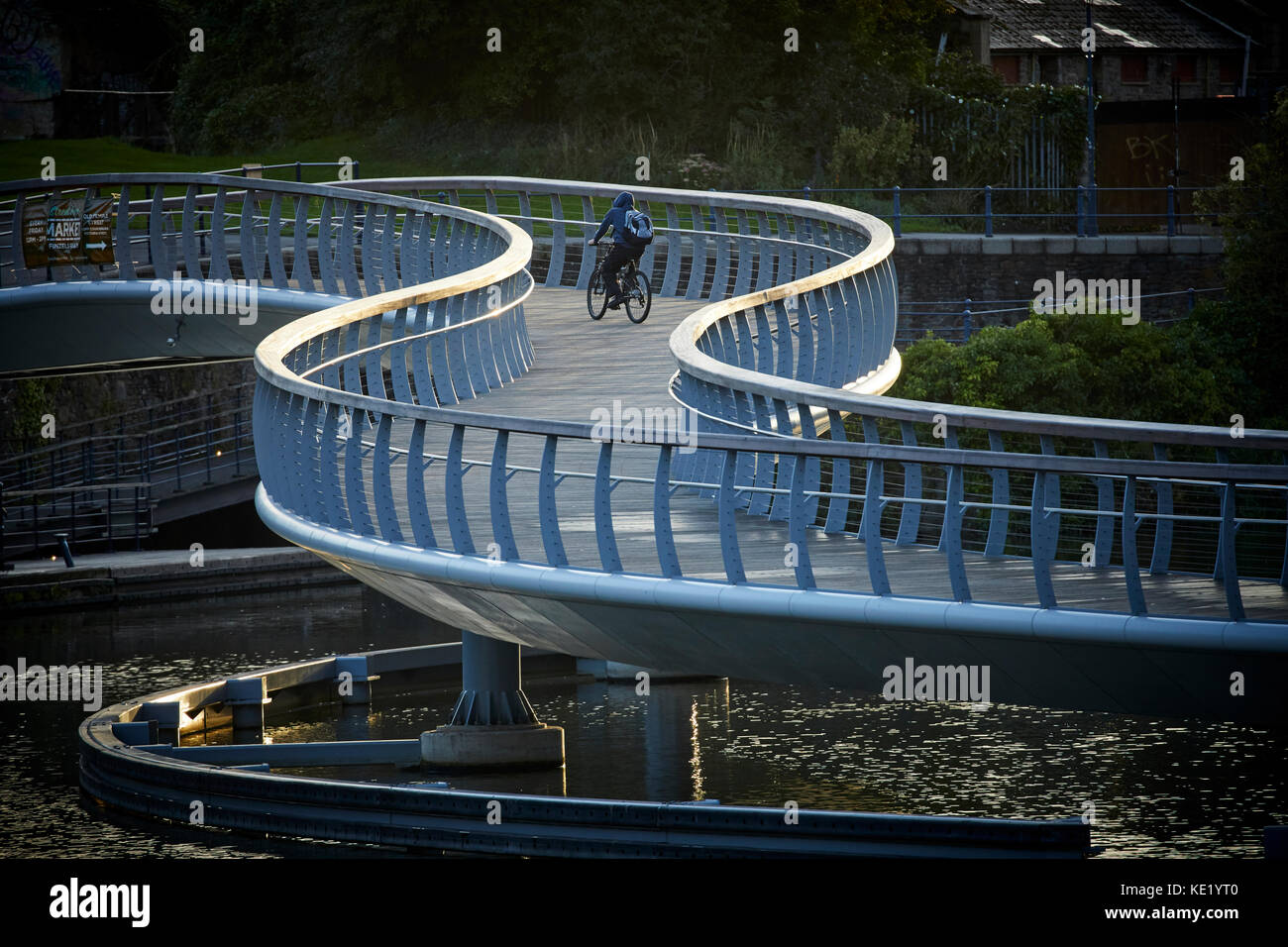 Fußgängerzone wicklung Fußgängerbrücke zwischen Schloss und Finzels Erreichen namens Burg Brücke im Stadtzentrum von Bristol, die von einem Radfahrer mit seinem Fahrrad zu fahren Stockfoto