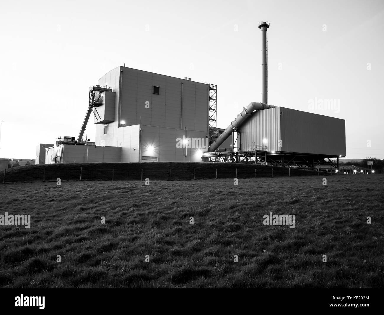 Biomassekraftwerk in der Dämmerung Schwarzweiß Schwarzweiß Stockfoto