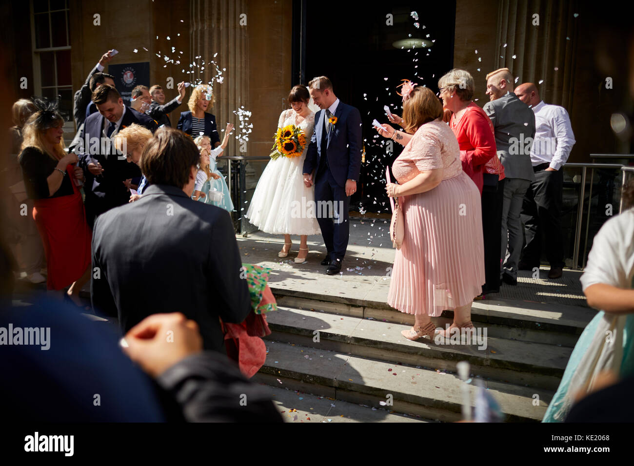 Hochzeit, Menge Gäste werfen Konfetti aus Mais Street Bristol Register Office Bristol City Centre Stockfoto