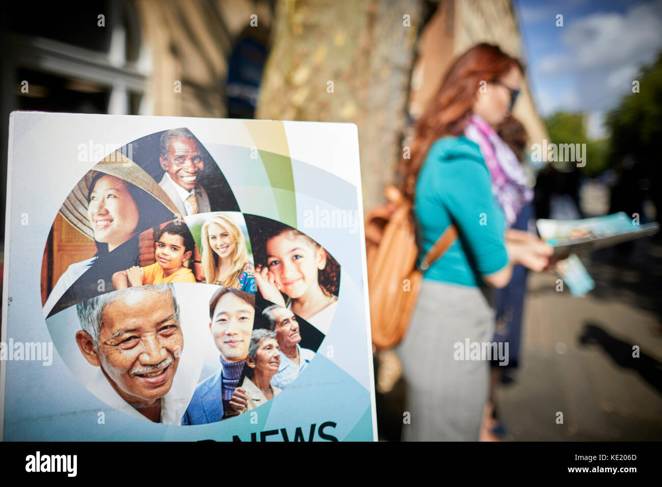 Wein Street Bristol City Centre religiöse Gruppe Zeuge Jehovas Austeilen von Literatur Stockfoto