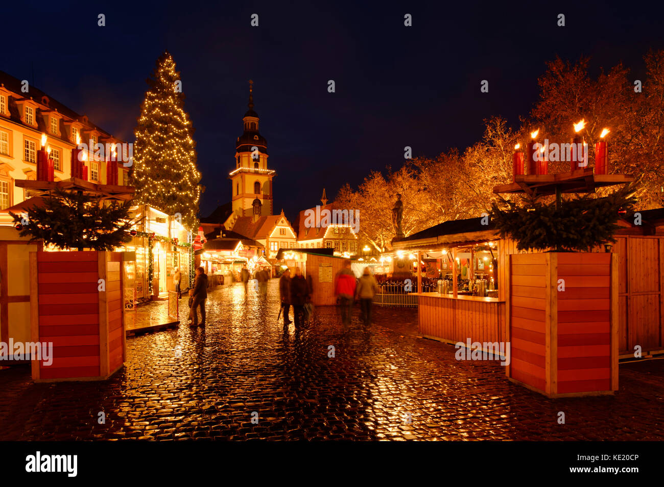 Weihnachtsmesse auf dem Marktplatz in Erbach im Odenwald, mit Ständen, Schloss, Pfarrkirche und historischem Rathaus, Hessen, Deutschland Stockfoto