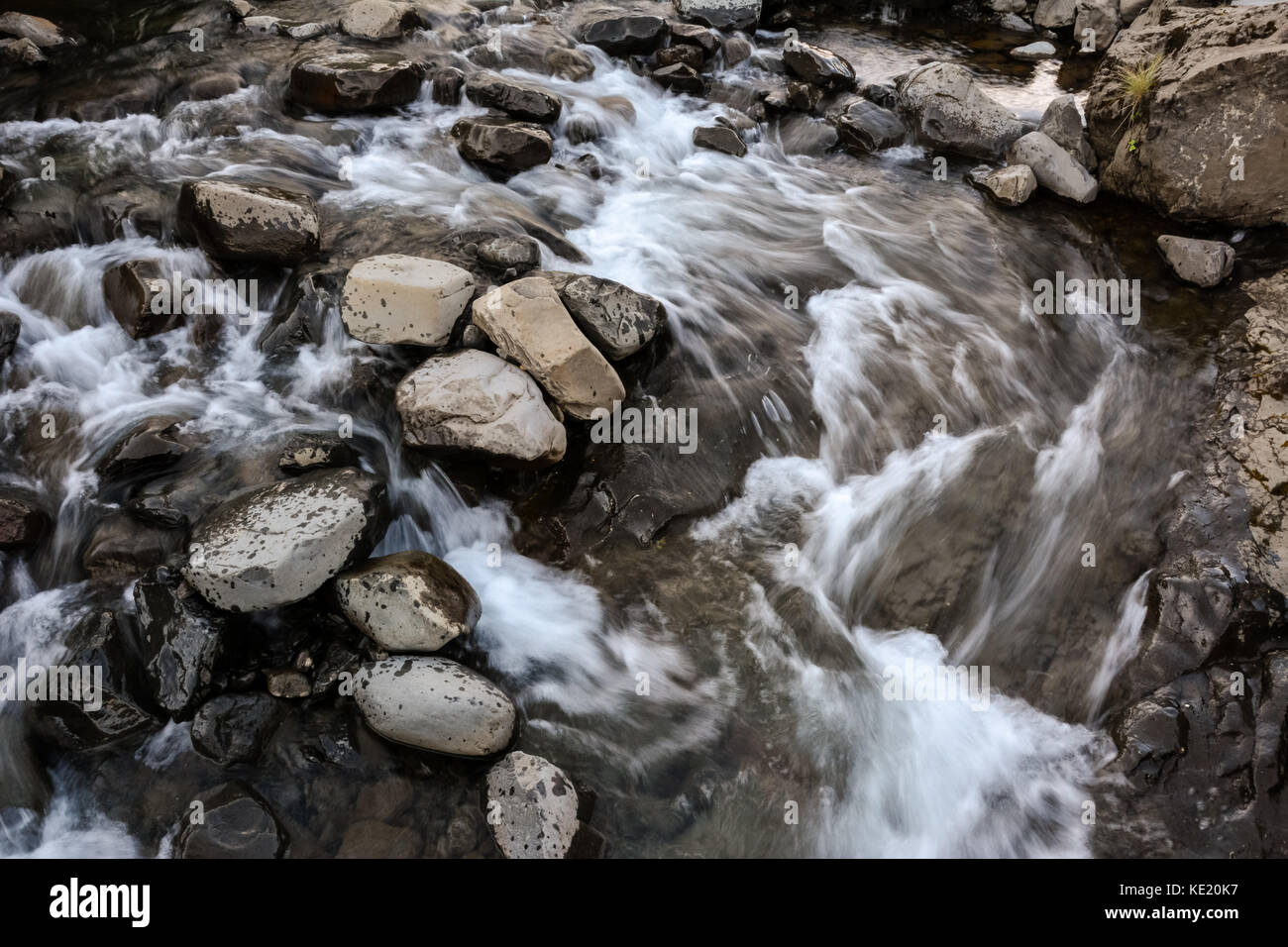 Fluss mit Felsen in motion blur, Island im Sommer, echte Farben Stockfoto