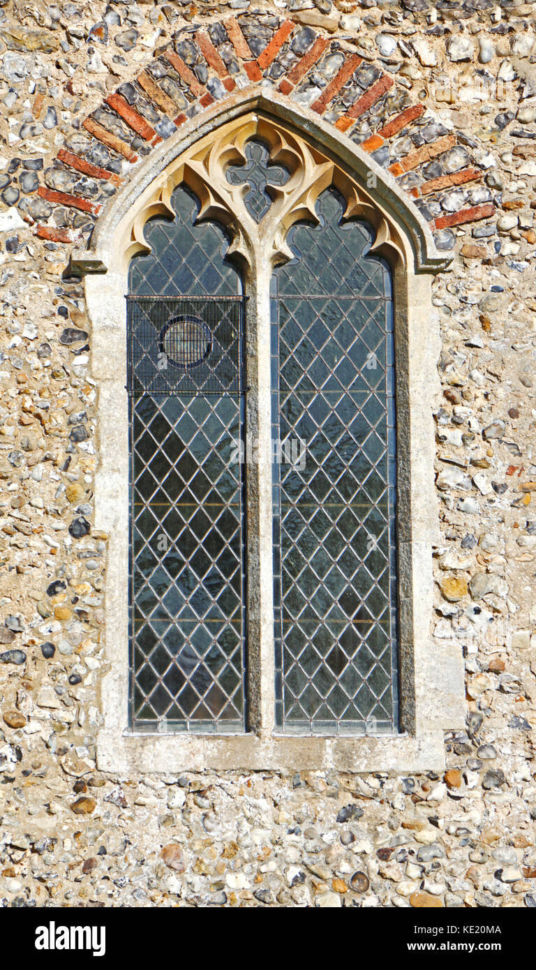 Ein Blick auf ein verdecktes Y-Tracery-Fenster im Südschiff der Pfarrkirche St. Peter in Ringland, Norfolk, England, Großbritannien. Stockfoto