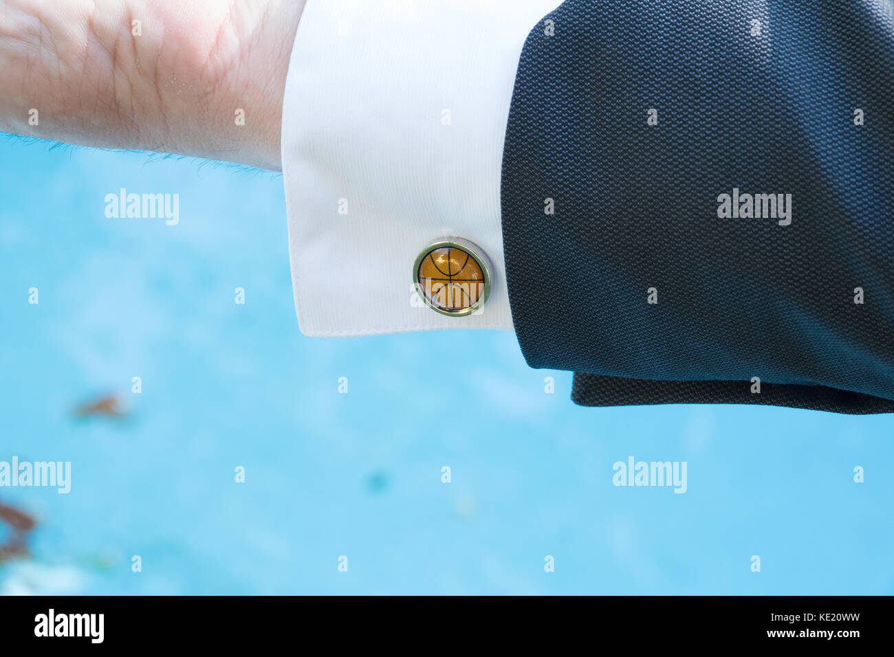 Hülse Tasten link auf Ärmeln Luxus weisses Shirt Bündchen. close-up der Hand Mann mit weißem Hemd und Twin, blau hintergrund Stockfoto