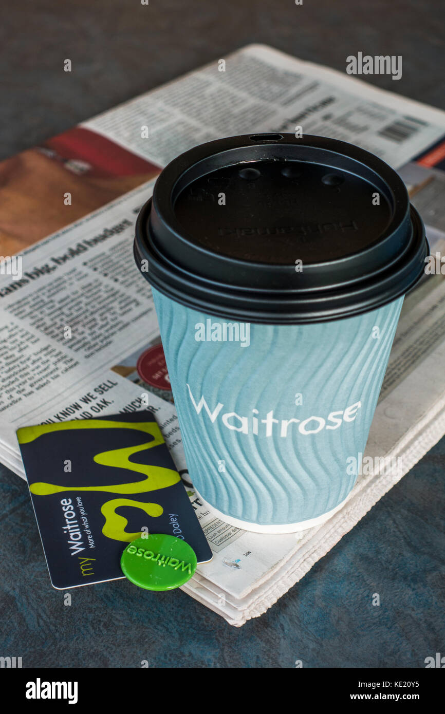 Meine Waitrose Karte, das zieht einem kostenlosen heißen Tee oder Kaffee und Tageszeitung. Grüne Token gehen in Richtung gute Ursachen, Lokal. England, UK. Stockfoto