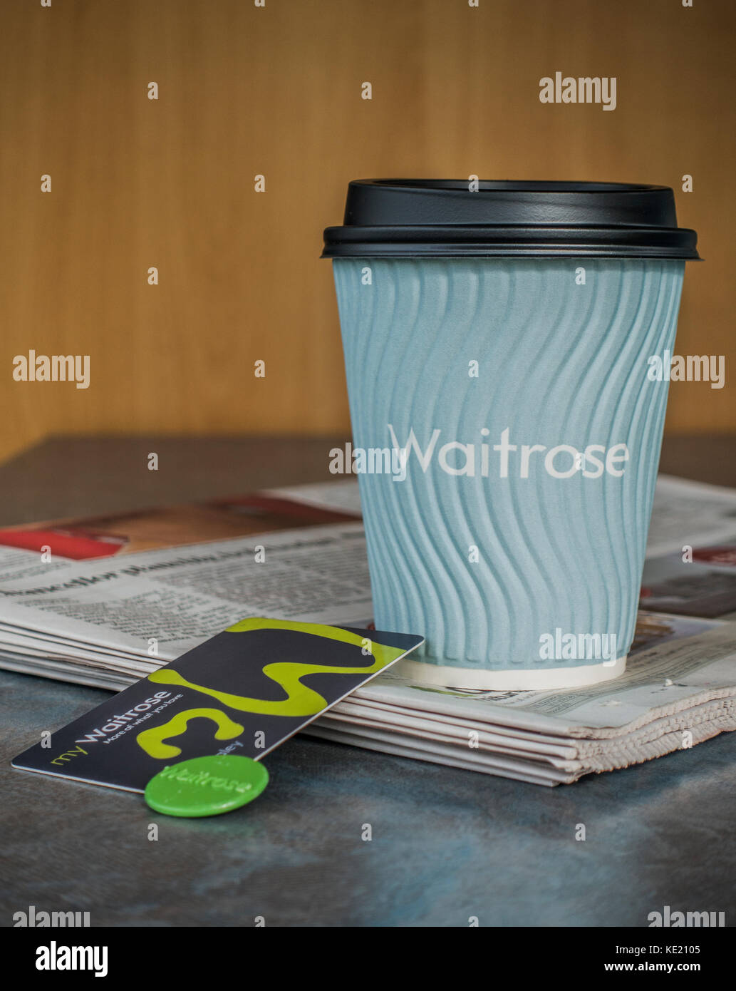 Meine Waitrose Karte, das zieht einem kostenlosen heißen Tee oder Kaffee und Tageszeitung. Grüne Token gehen in Richtung gute Ursachen, Lokal. England, UK. Stockfoto
