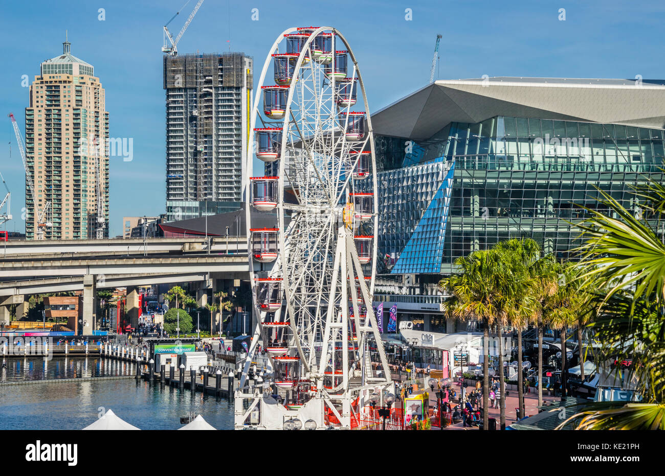 Australien, New South Wales, Sydney, Darling Harbour, Star der Show Riesenrad vor dem Hintergrund der International Convention Center Stockfoto