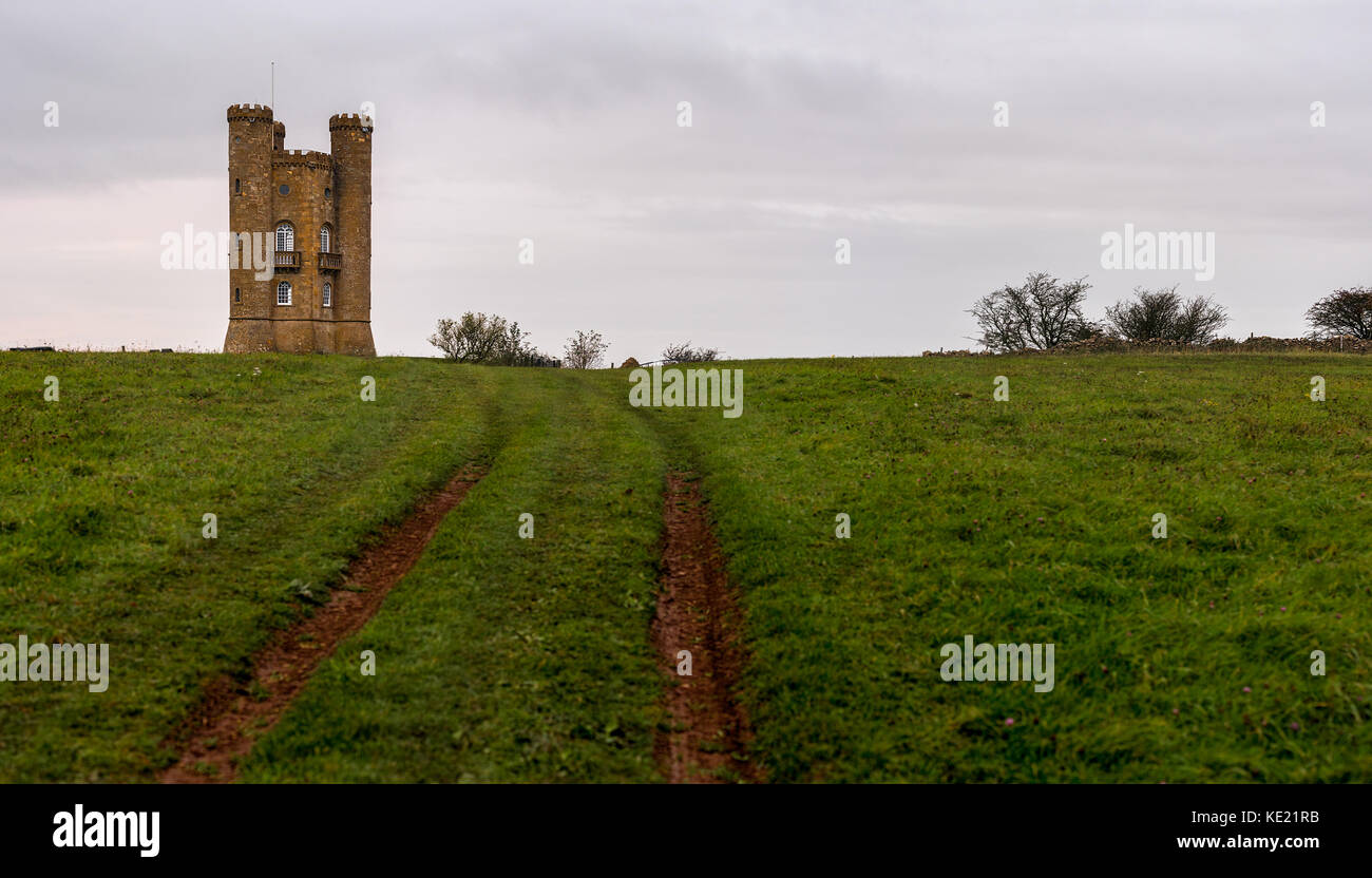 Blick über ein Grasfeld auf dem Broadway Hill zum Cotswold Stone Broadway Tower in den Cotswolds. Stockfoto
