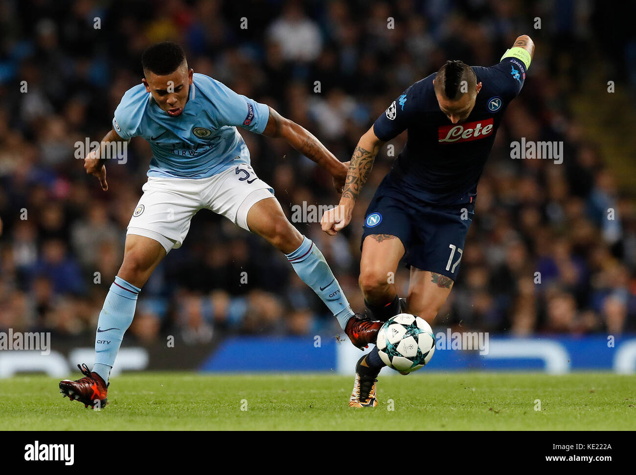 Gabriel Jesus von Manchester City und Marek Hamsik von Napoli kämpfen während des UEFA Champions League-Spiel der Gruppe F im Etihad Stadium in Manchester um den Ball. Stockfoto