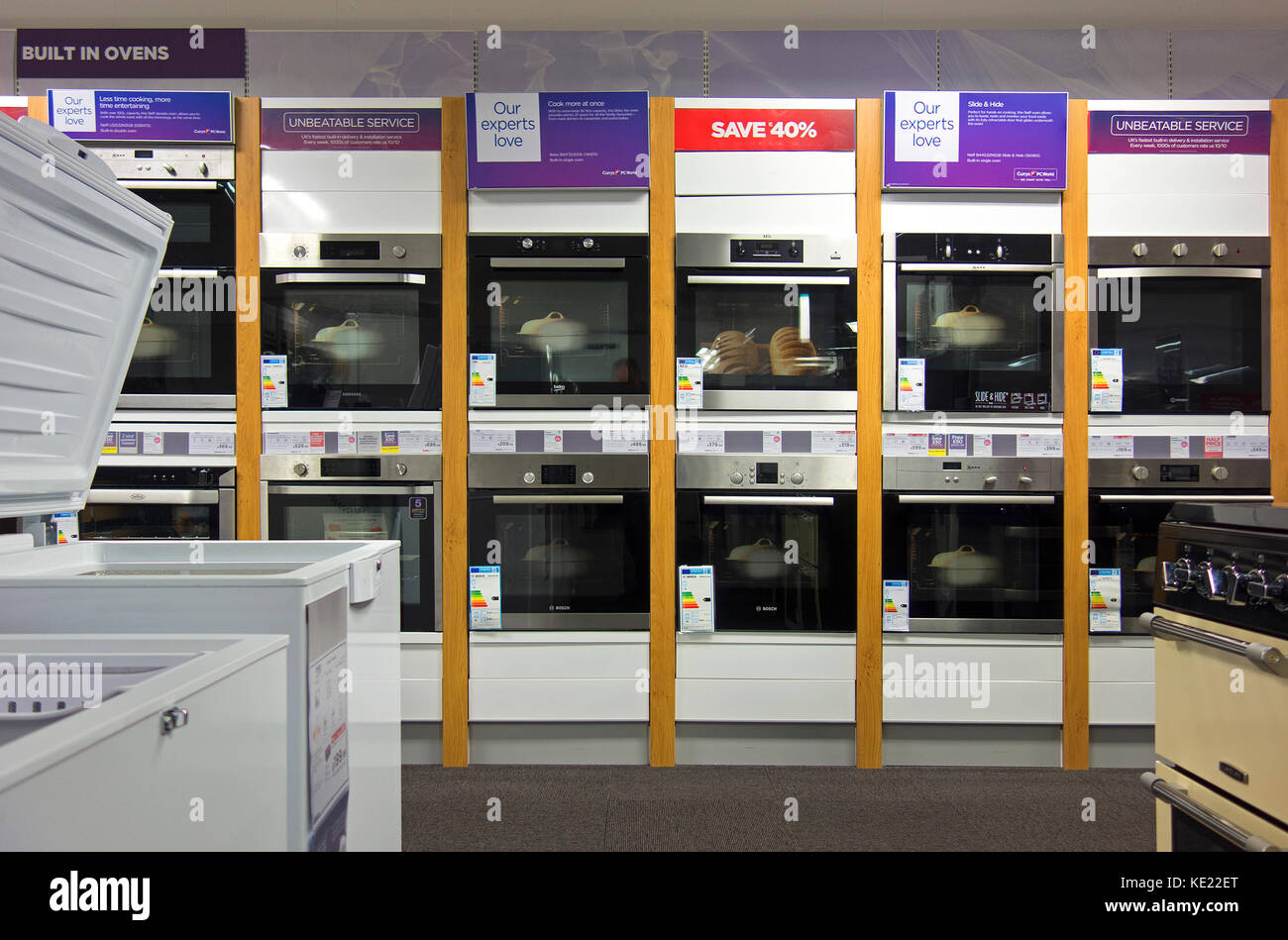 Elektrische weiße Ware in einem currys Store, UK. Stockfoto