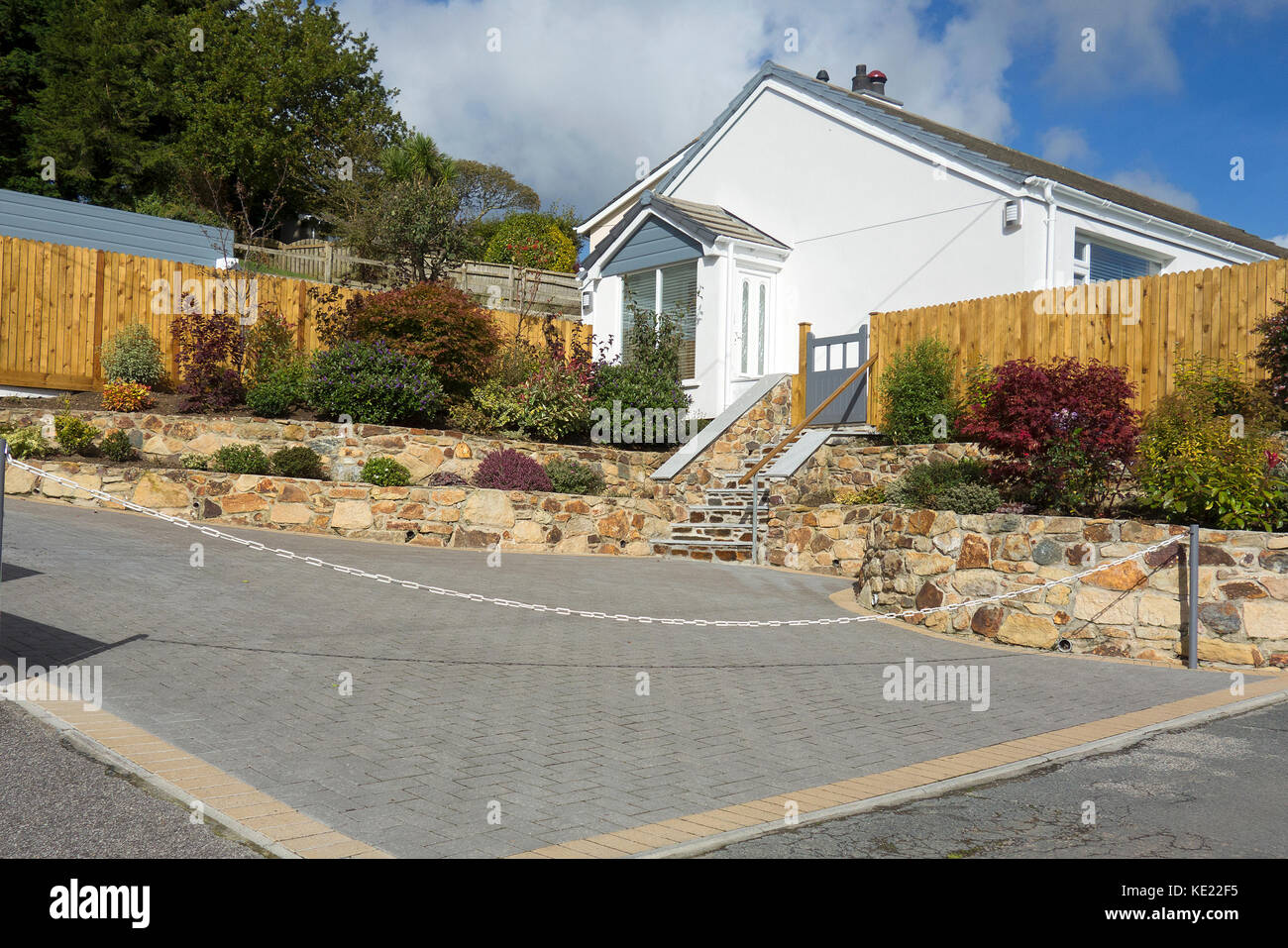 Ein Garten gepflastert mit konkreten Bausteinen eine Auffahrt zu machen. Stockfoto