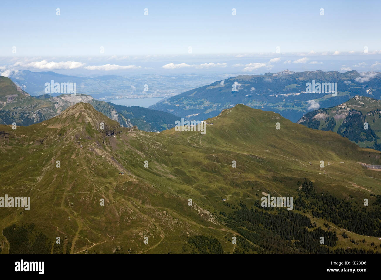 Das Hochland von Männlichen und das Lauberhorn mit Schynige Platte und dem Thunersee dahinter, von der Eiger-Nordwand, Schweiz Stockfoto