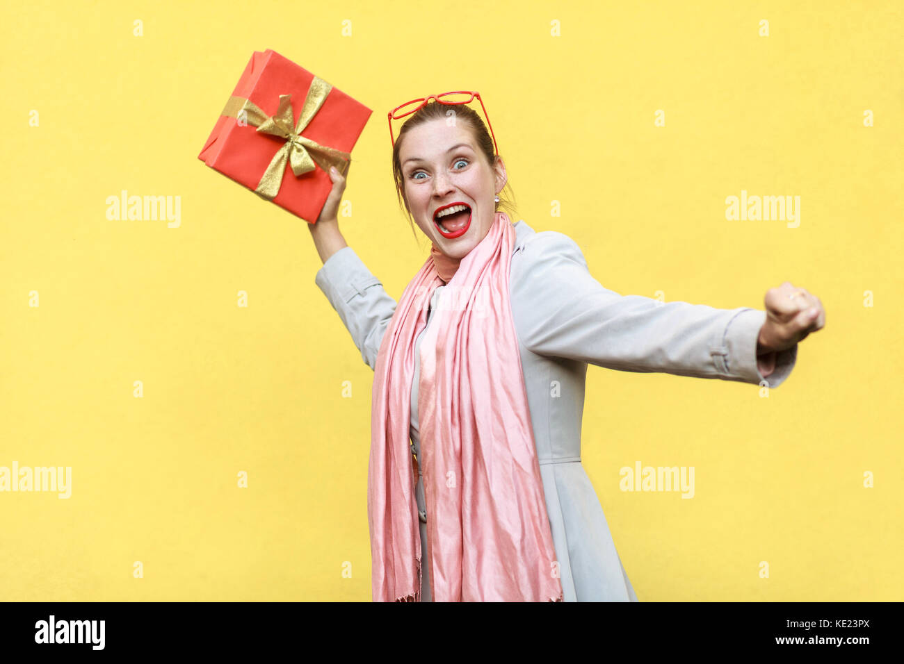 Ihr Geschenk Junge Erwachsene Verruckte Frau Schwang Und Will Ihr Geschenk Box Zu Werfen Auf Gelben Hintergrund Isoliert Studio Shot Stockfotografie Alamy