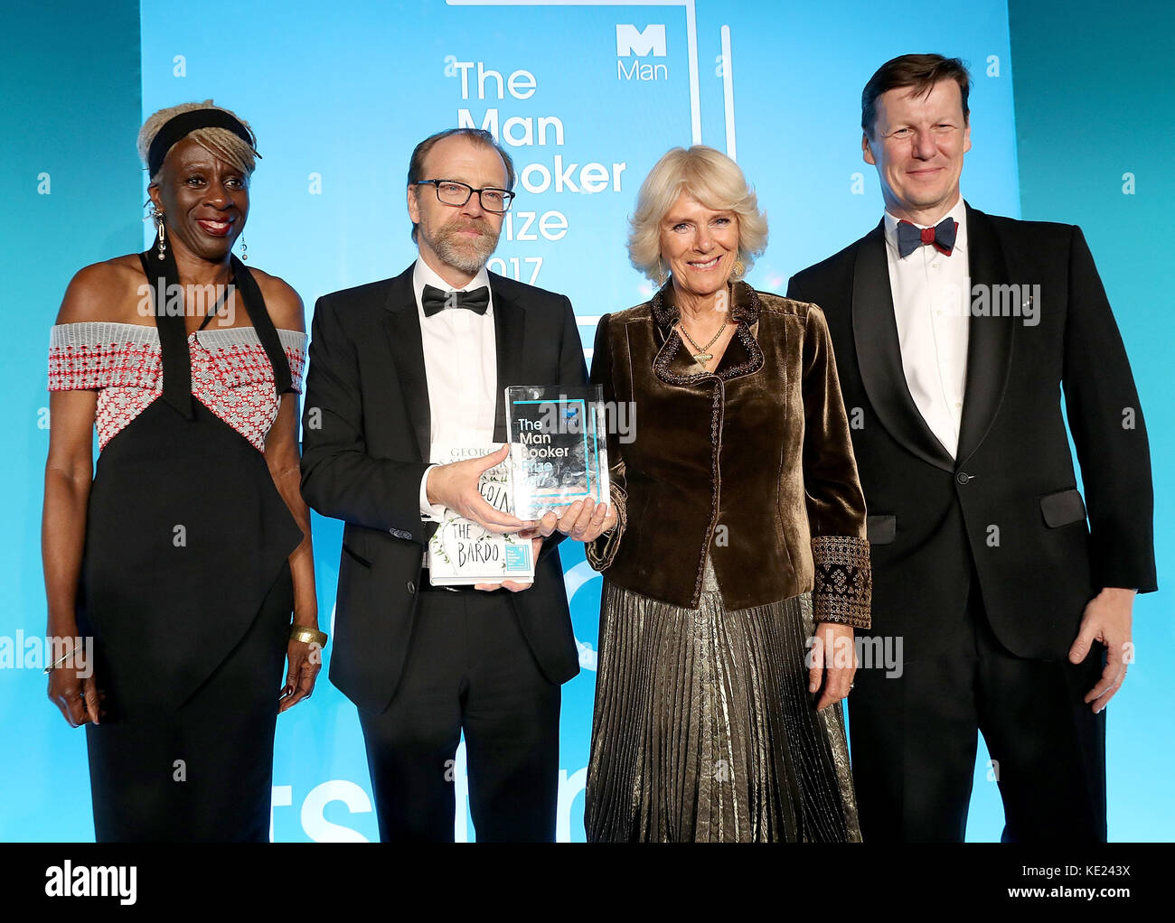 (Links-rechts) Baroness Lola Young, der Gewinner George Saunders, die Herzogin von Cornwall und Luke Ellis, CEO der man Group, auf der Bühne im Guildhall in London während der Preisverleihung des man Booker 2017. Stockfoto