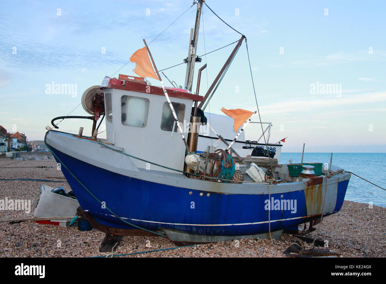 Kleines Fischerboot am Kiesstrand in Hythe, Kent, England Stockfoto
