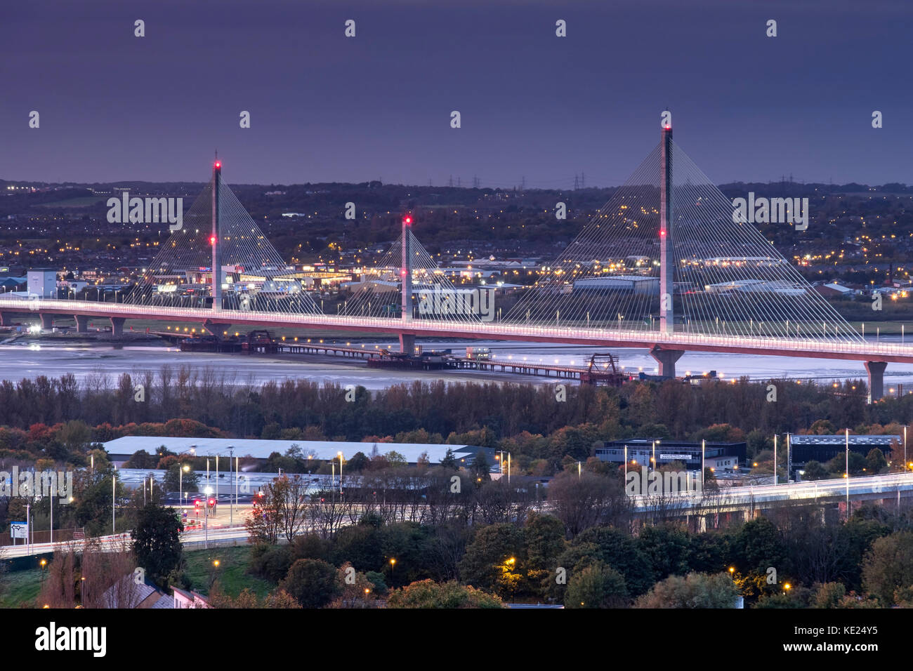 Die Mersey Gateway Brücke über die Mündung des Mersey zwischen Runcorn und Widnes, Cheshire, England, Großbritannien Stockfoto