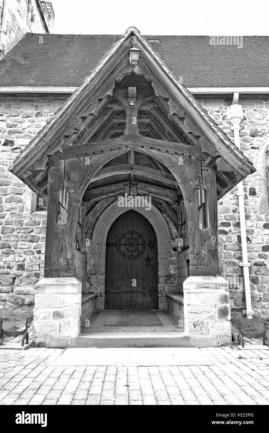 Eingang der mittelalterlichen Kirche von England Kirche in newick, Sussex in Schwarz und Weiß Stockfoto
