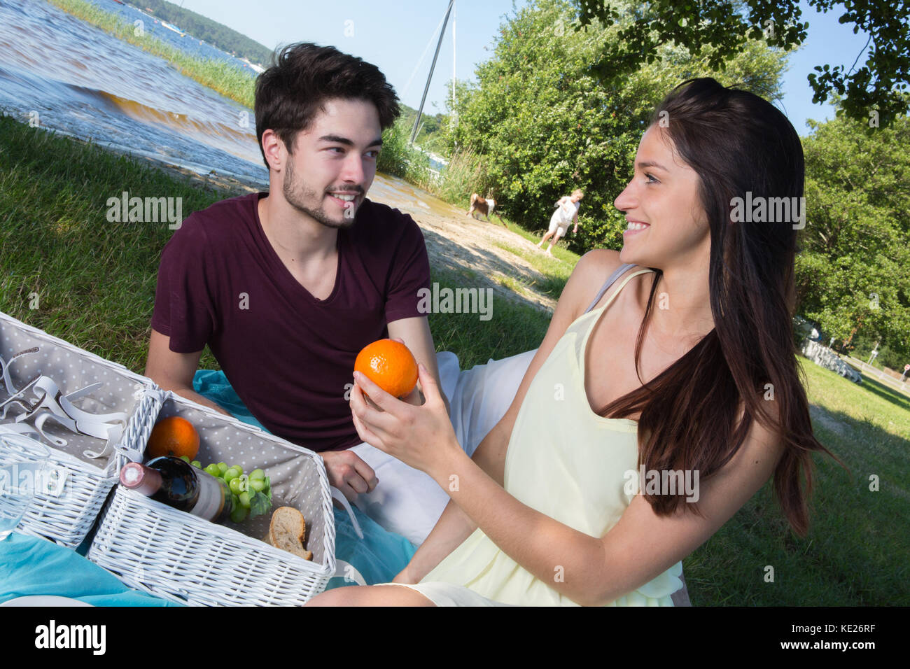 Porträt des jungen Paar beim romantischen Picknick im Lande Stockfoto