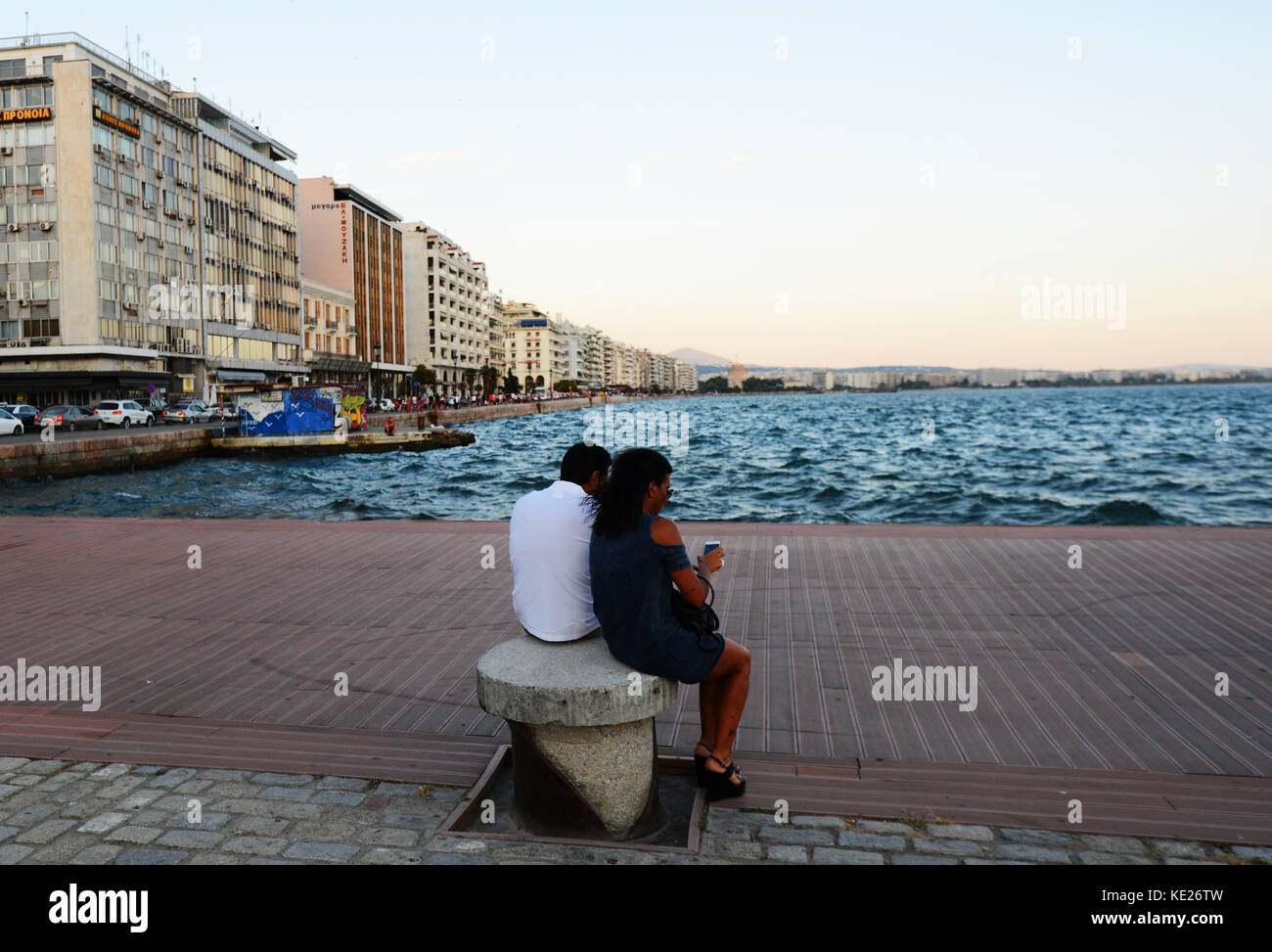 Ein griechisches Ehepaar genießen den Abend Stunden bei der neu entwickelten touristischen Bereich des Hafens. Stockfoto