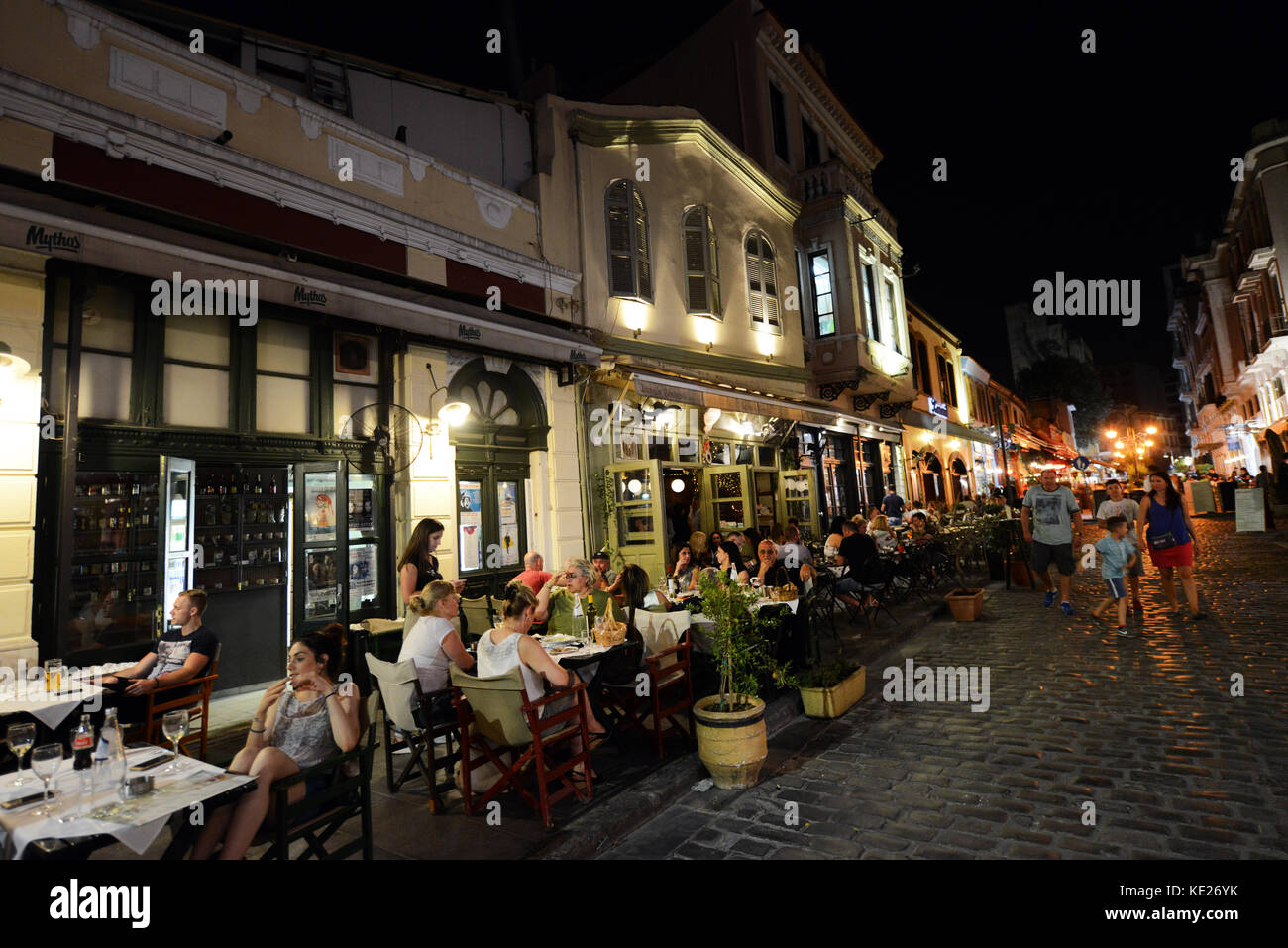 Tavernen und Restaurants entlang Katouni street in Ladakika, Thessaloniki. Stockfoto