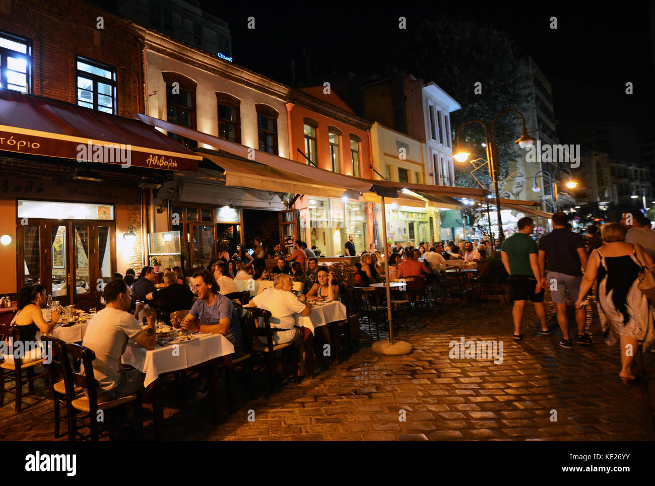 Tavernen und Restaurants entlang Katouni street in Ladakika, Thessaloniki. Stockfoto