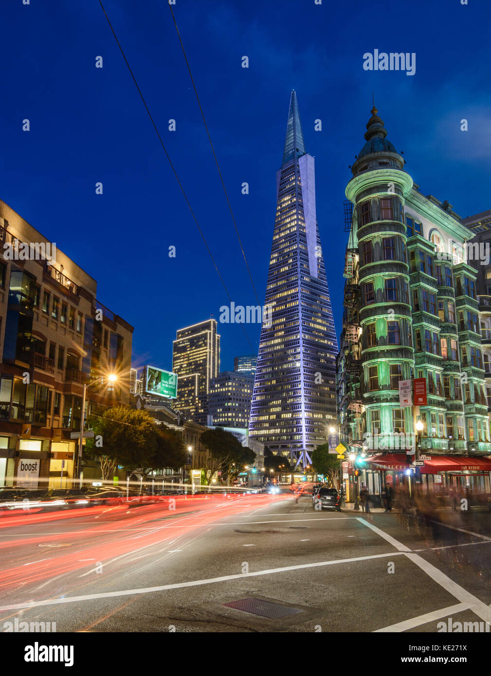 Verkehr durch die San Francisco Financial District und North Beach entlang der Columbus Avenue in der Nacht mit dem Transamerica und Coppola Gebäude einströmenden Stockfoto