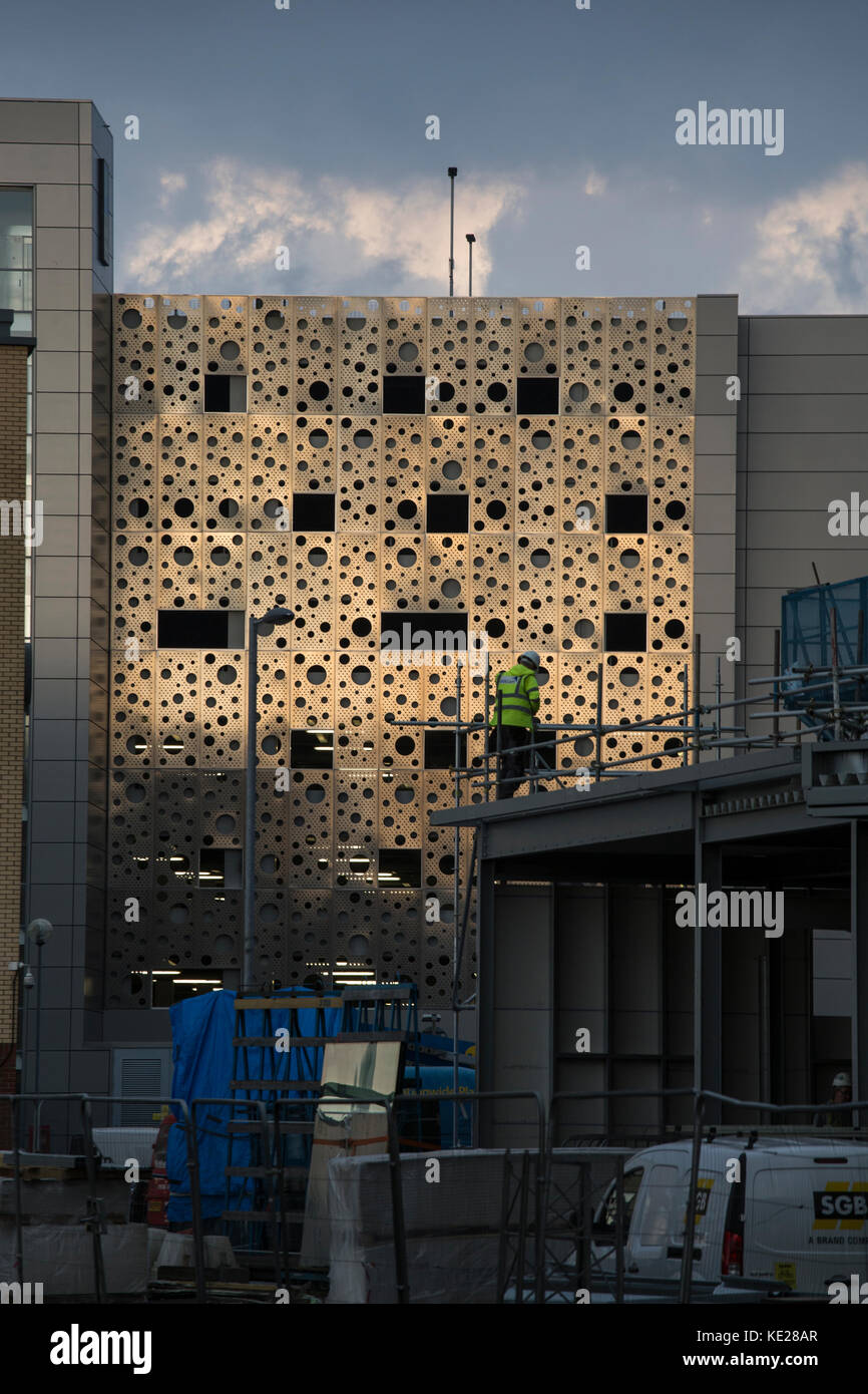 Glasgow Gebäude mit Arbeiter in der High vis Jacke Stockfoto