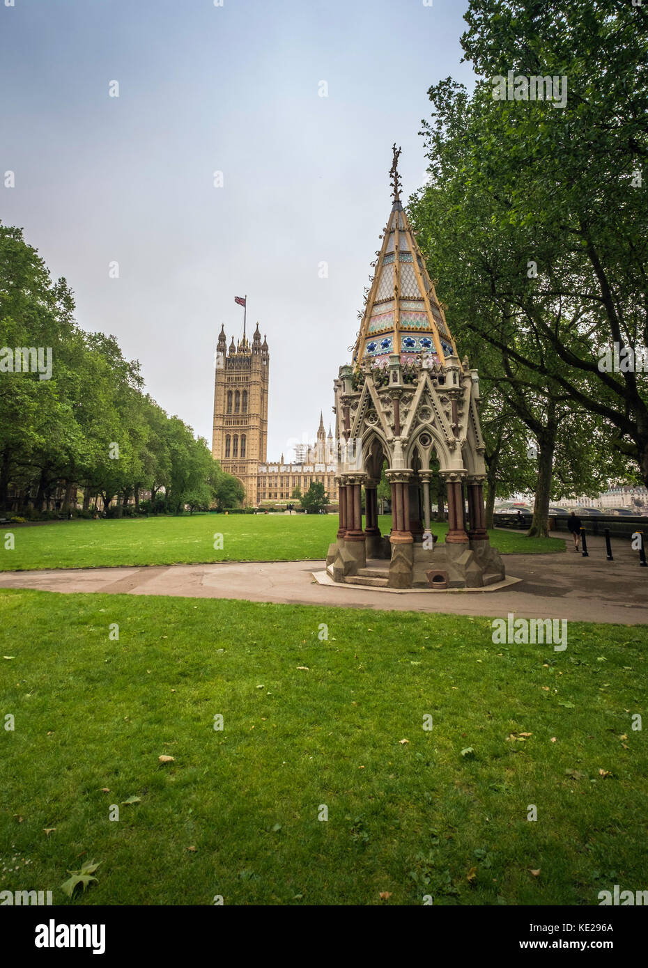 Eine Weitwinkelansicht des Buxton Memorial Fountain und Houses of Parliament in Victoria Tower Gardens in London. Stockfoto