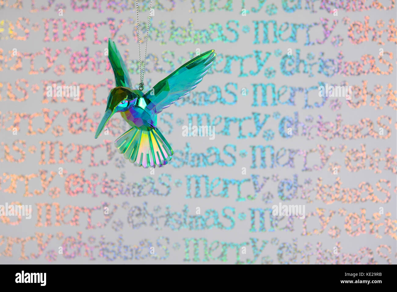 Farbe Weihnachten fotografie Bild von Glas kingfisher Dekoration Aufhängen mit frohe Weihnachten Multi Color glänzend Weihnachten Geschenkpapier Hintergrund Stockfoto