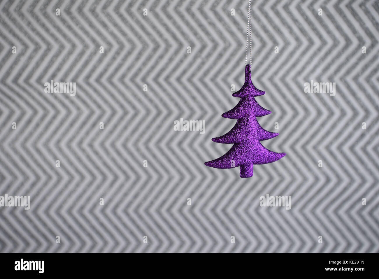 Bunte Weihnachten fotografie Bild der Dekoration der Purple glitter Xmas Tree mit silbernen Muster glitter Weihnachten Geschenkpapier für Hintergrund Stockfoto