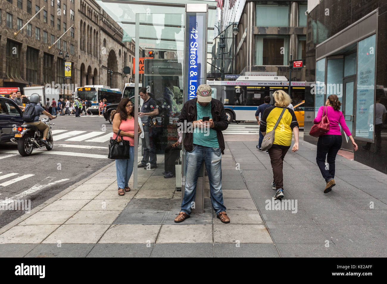 Bus stop on 42nd Street as part of 42nd Street & Lexington Ave bus station in Manhattan, NY. Stockfoto