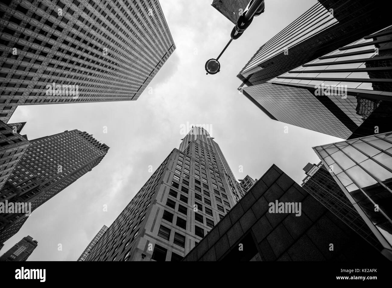 Blick in das Chrysler Building mit umliegenden Wolkenkratzer in Manhattan, NY. Stockfoto