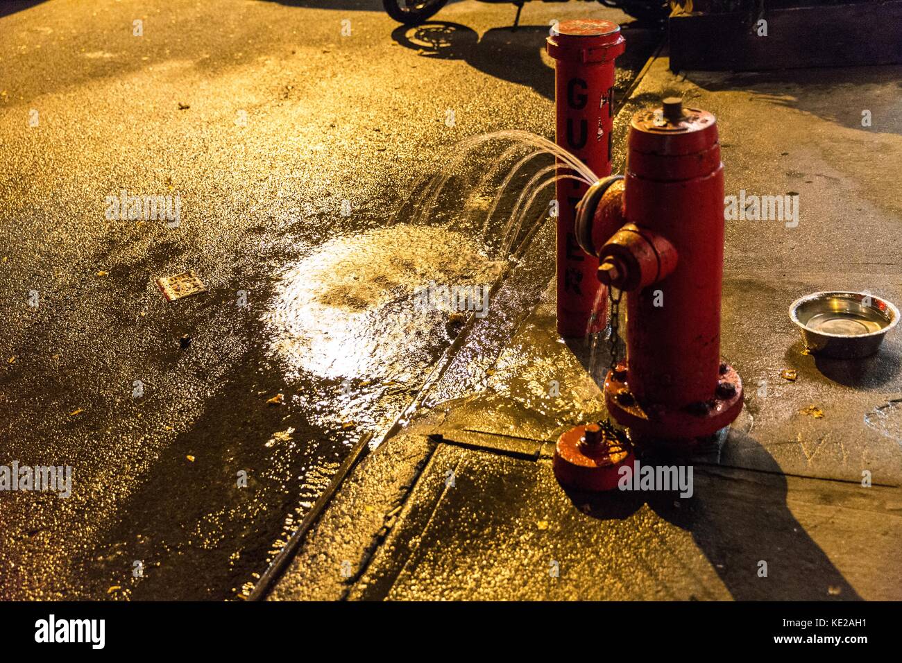 Burst Fire Hydrant auf E 2nd Avenue, Manhattan, NY. Stockfoto