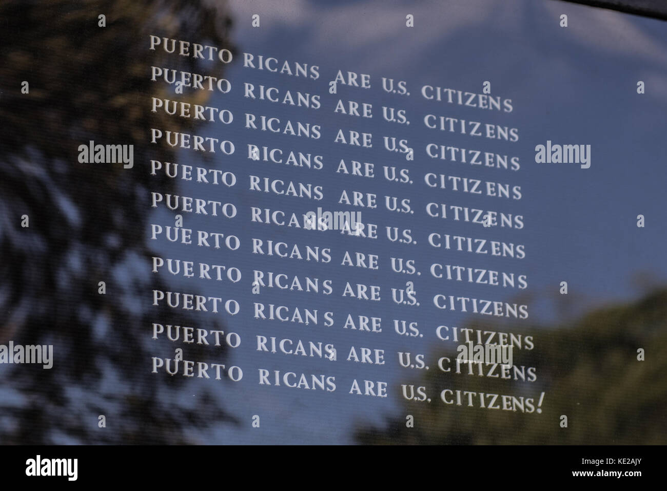 Zeichen außerhalb der Kirche in Washington Square Park lesen "puertoricaner sind US-Bürger. Stockfoto