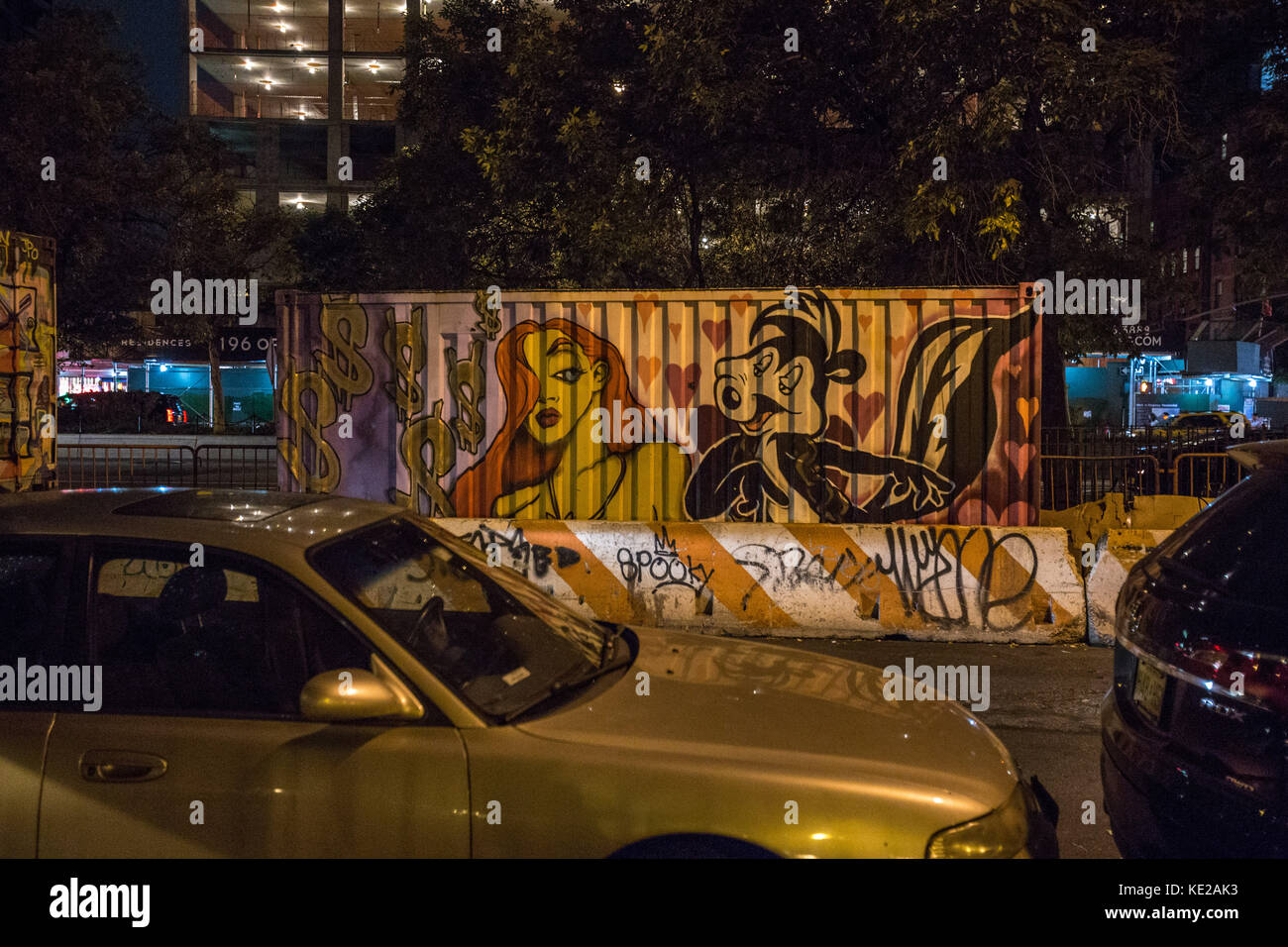 Graffiti von Jessica Rabbit und Pepé le Pew auf Shipping Container auf E 1 Street, Manhattan, New York. Stockfoto