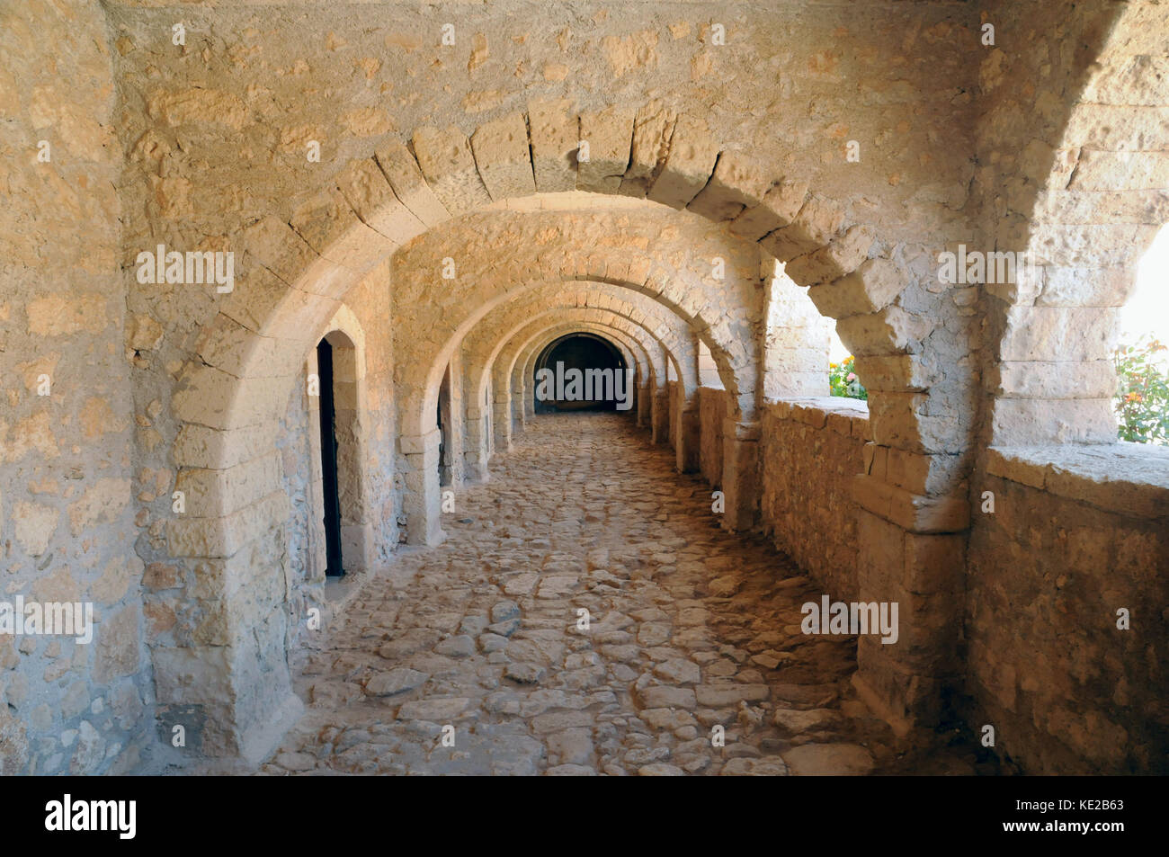 Der Eingang zu den Zellen der Mönche im Kloster von Arkadi auf der griechischen Insel Kreta. Stockfoto