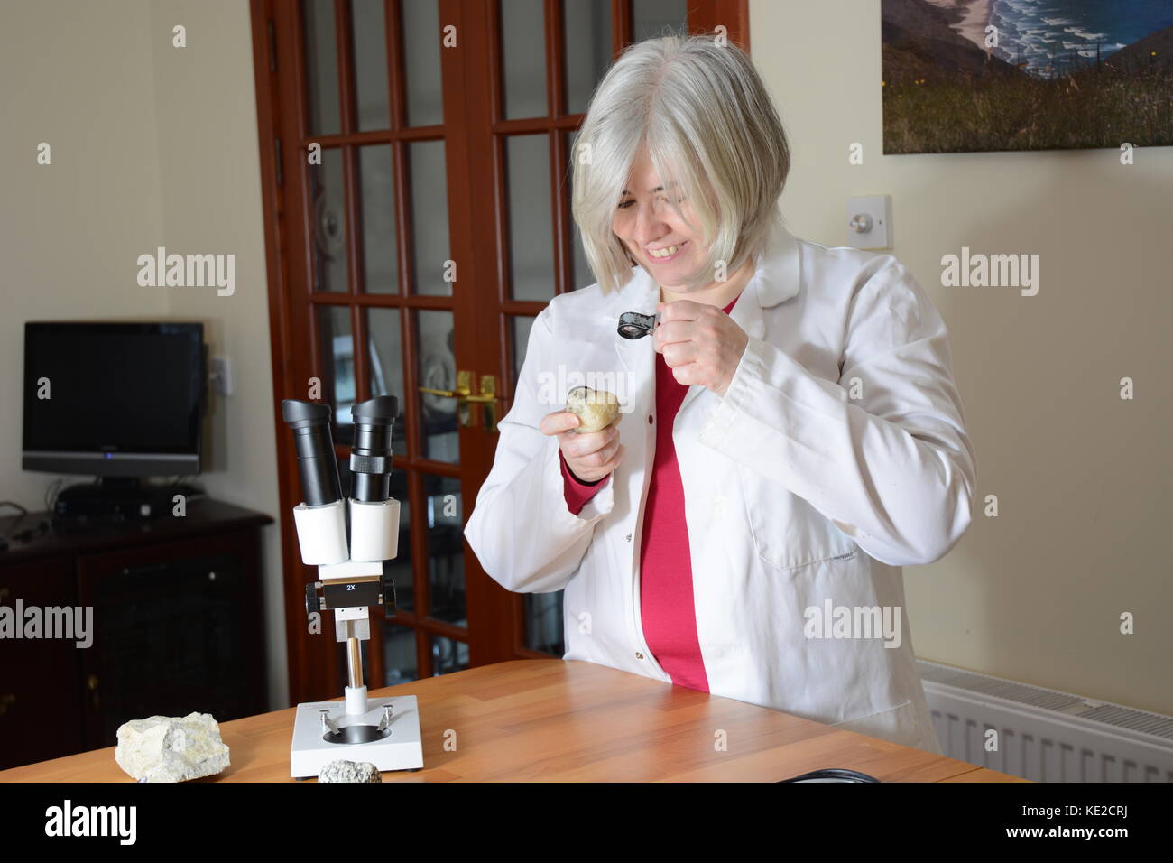 Wissenschaftlerin bei Rock lächelnd Stockfoto