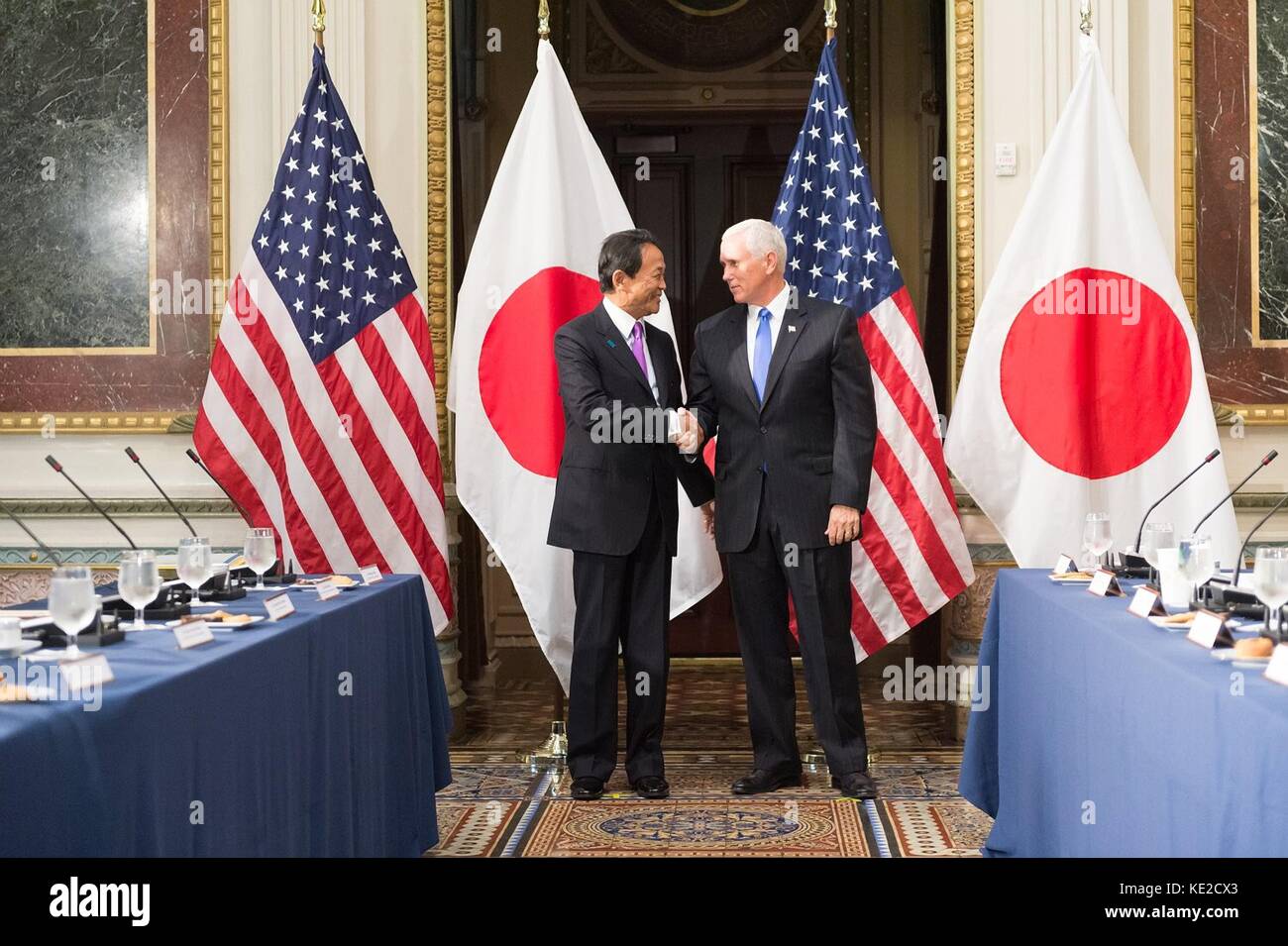 US-Vizepräsident Mike Pence schüttelt während der Treffen zwischen den USA und Japan zum Wirtschaftsdialog am 16. Oktober 2017 in Washington, DC, den stellvertretenden japanischen Premierminister Taro Aso. Stockfoto