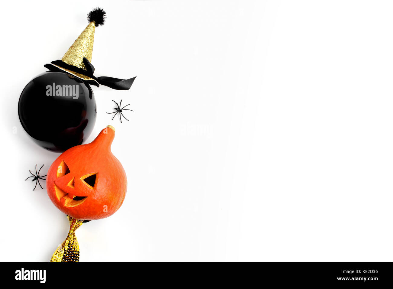 Halloween Party Dekoration auf einem weißen Hintergrund. Flach Stockfoto