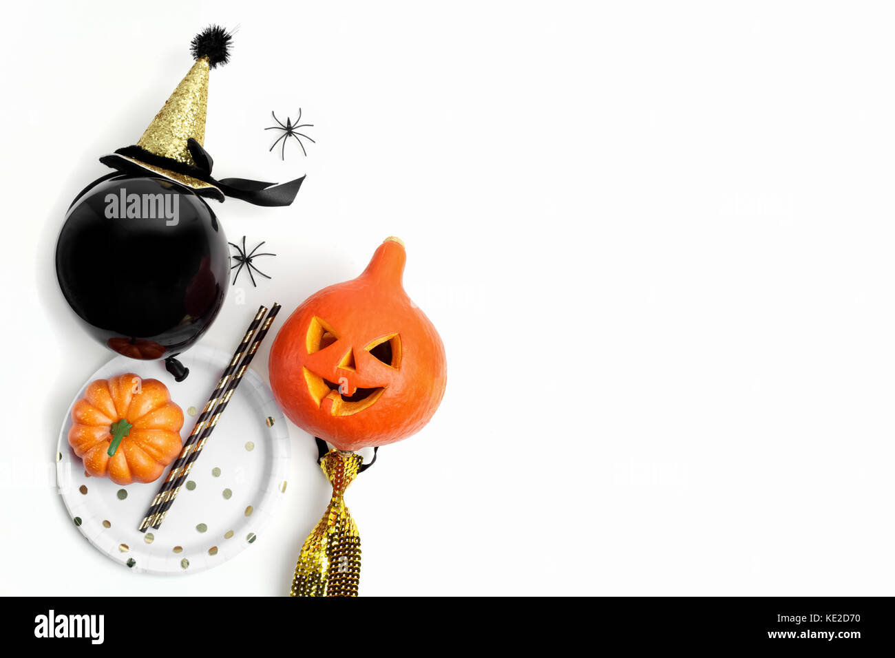 Halloween Party Dekoration auf einem weißen Hintergrund. Flach Stockfoto