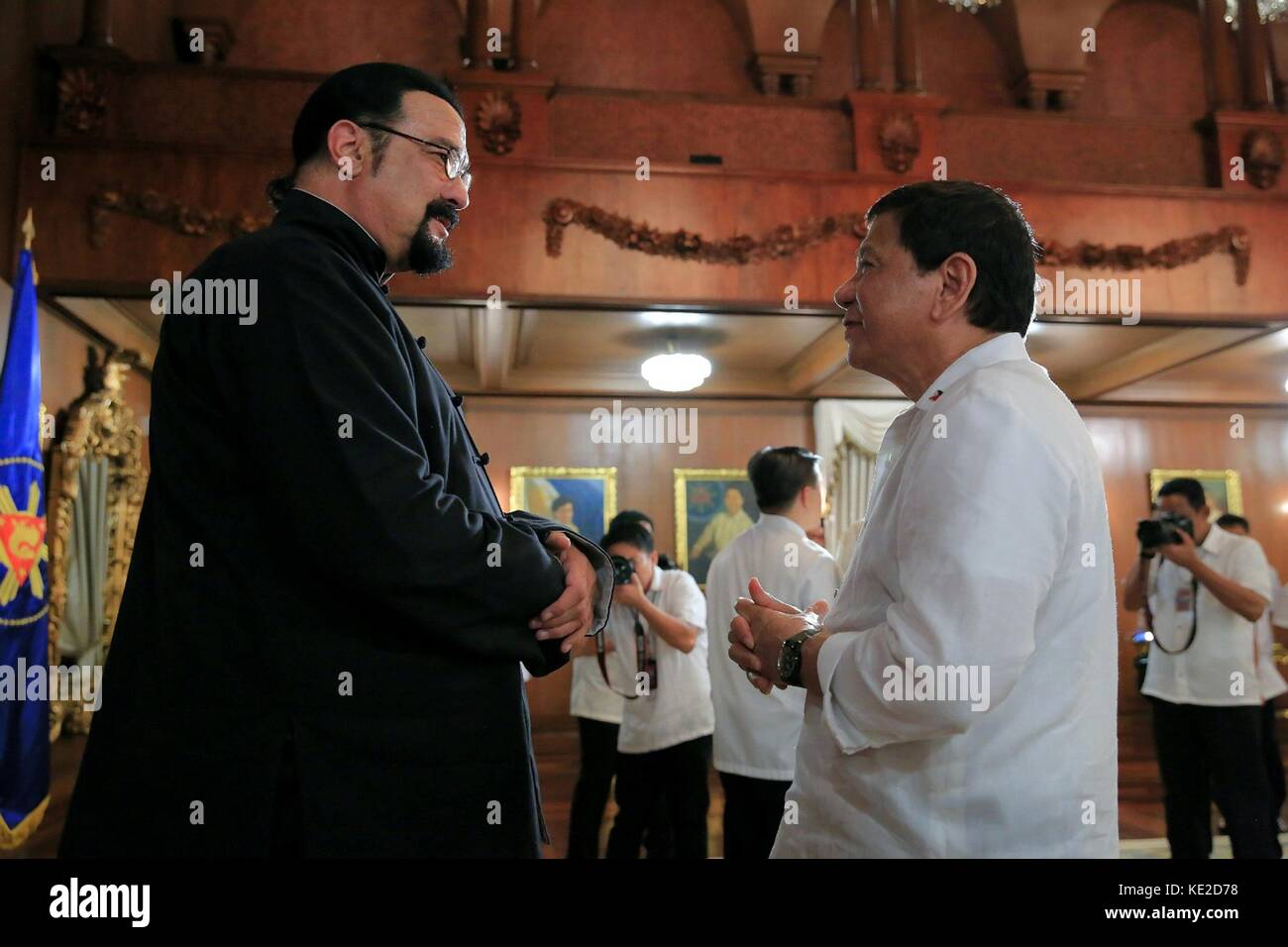 Philippinischer Präsident rodrigo Duterte, rechts, Chats mit Schauspieler Steven Seagal am Malacanang Palace 12. Oktober 2017 in Manila, Philippinen. seagal in den Philippinen scouting Standorte für einen neuen Film ist. Stockfoto