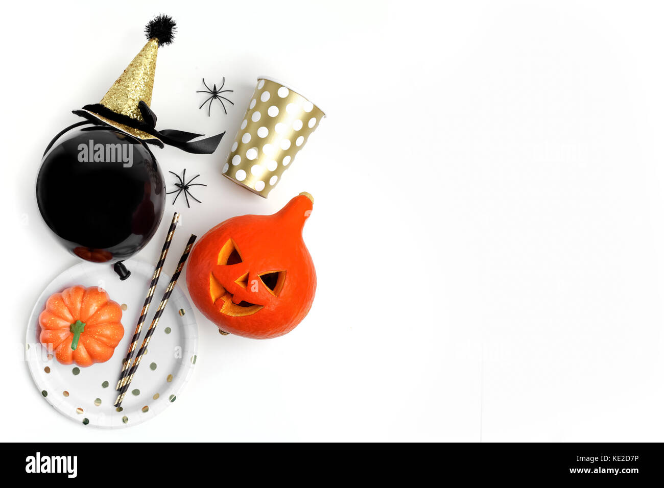 Halloween Party Dekoration auf einem weißen Hintergrund. Flach Stockfoto