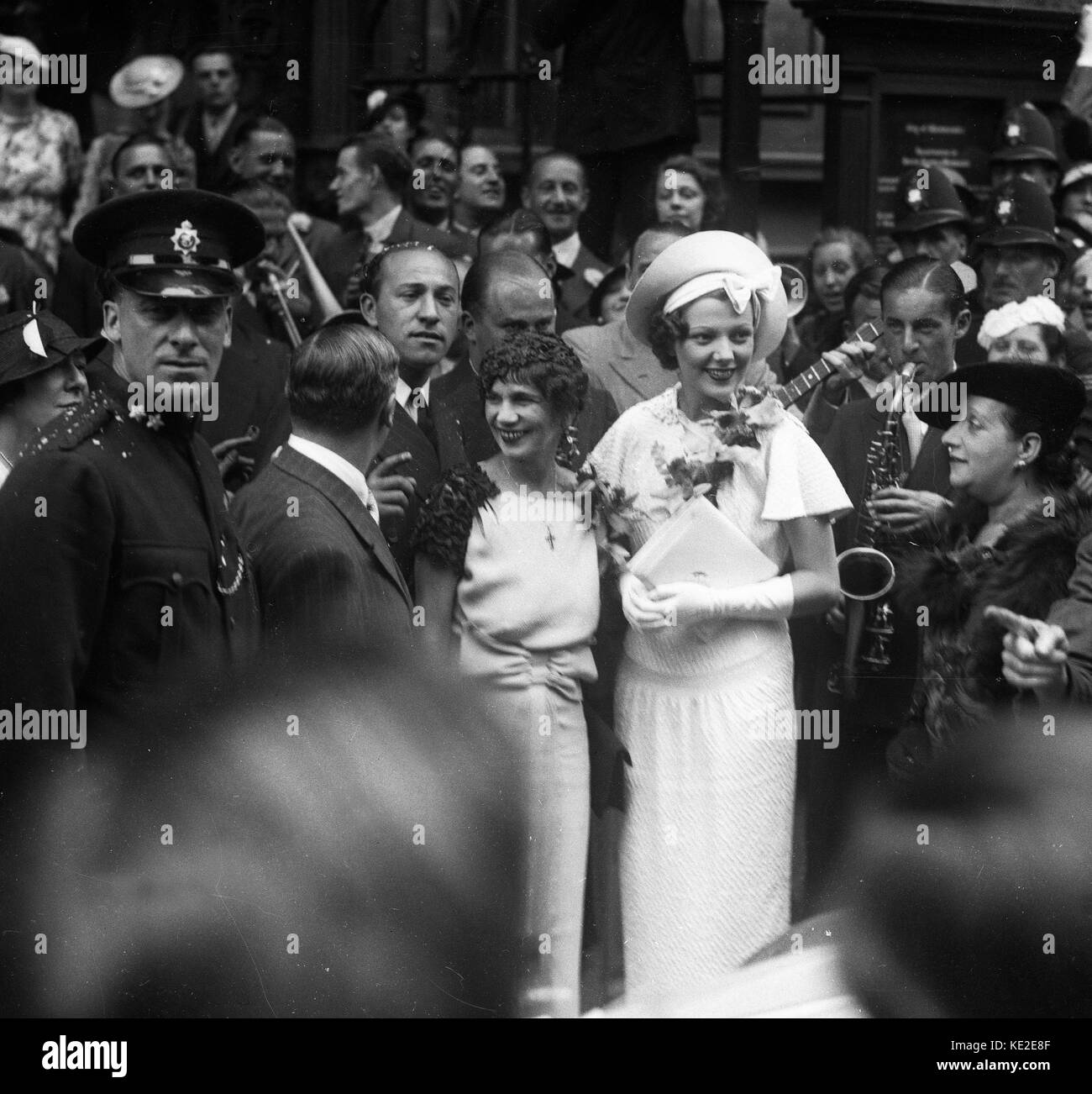 Elisabeth Brooke auch als Prinzessin Pearl die Tochter des Weißen Rajah von Sarawak Charles Vyner Brooke mit ihrer Mutter Sylvia Leonora, Frau Brooke, ranee von Sarawak bekannt. Die Masse der Leute waren es Elizabeth auf ihrer Hochzeit zu sehen, Bandleader Harry Roy bei Caxton Hall, London, 6. August 1935. Stockfoto