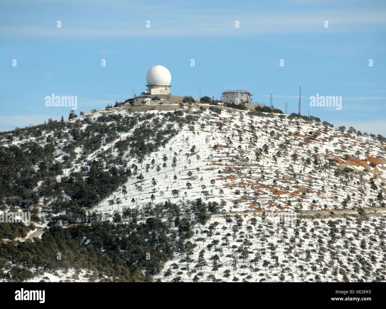 Wissenschaftliche Informationsstelle auf einem verschneiten Berg Stockfoto